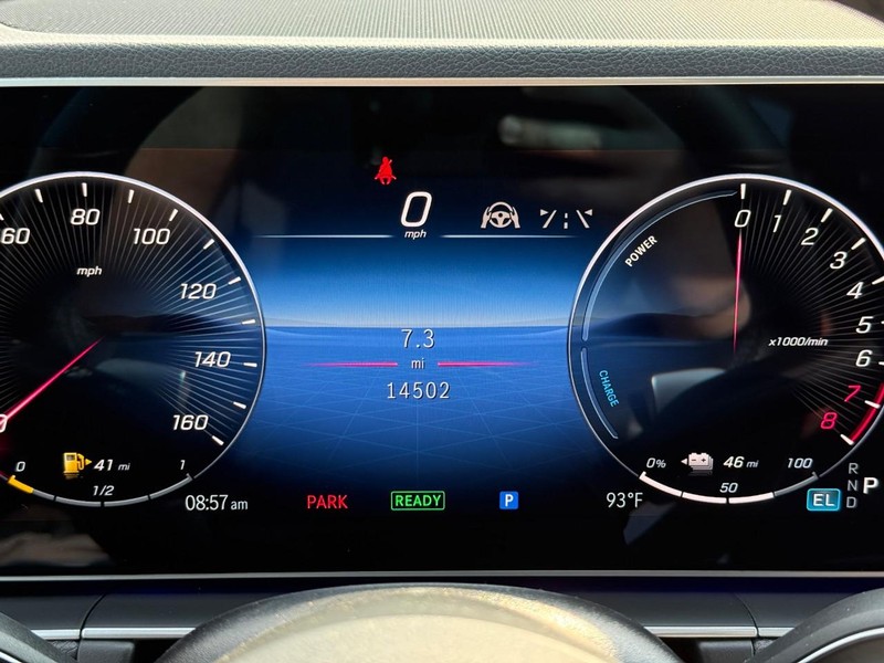 Mercedes-Benz GLE Vehicle Full-screen Gallery Image 25