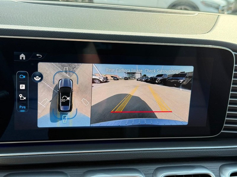 Mercedes-Benz GLE Vehicle Full-screen Gallery Image 26