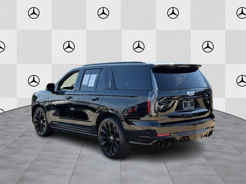 Cadillac Escalade Vehicle Full-screen Gallery Image 3