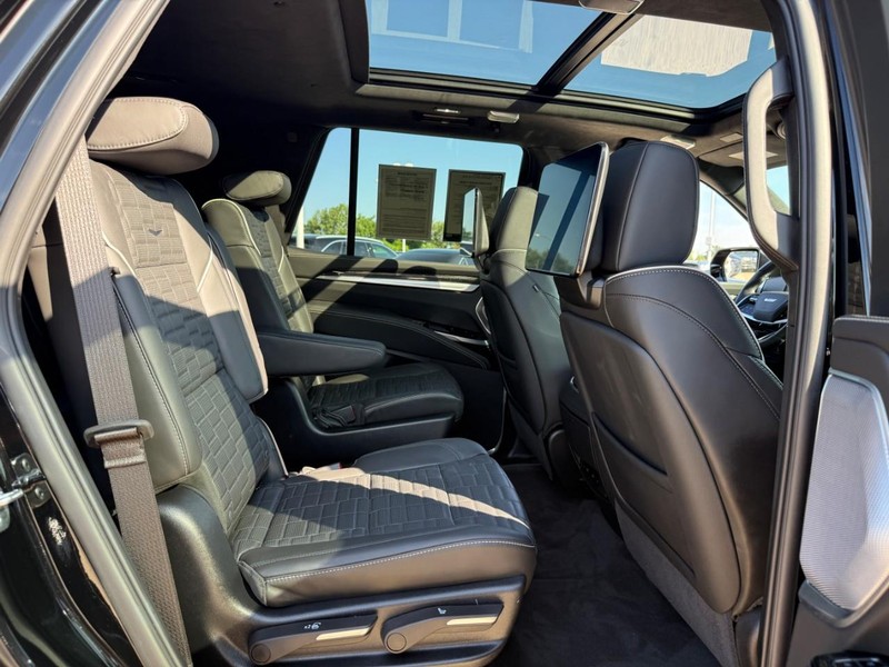 Cadillac Escalade Vehicle Full-screen Gallery Image 9
