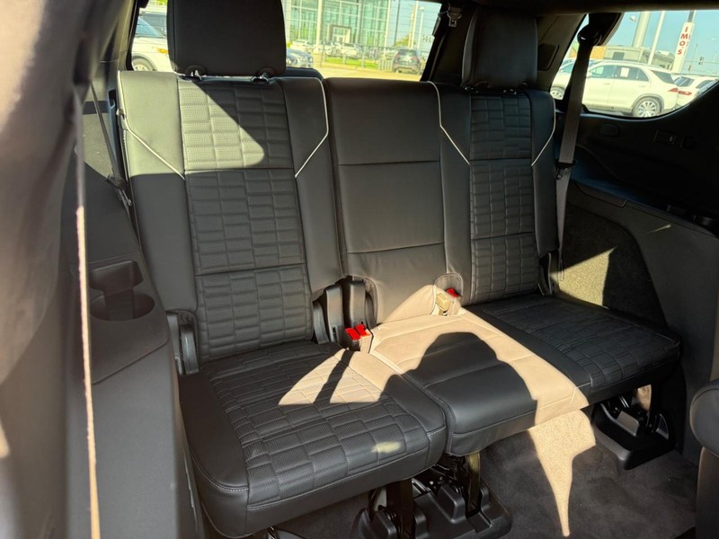 Cadillac Escalade Vehicle Full-screen Gallery Image 11