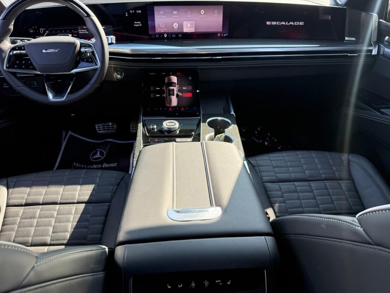 Cadillac Escalade Vehicle Full-screen Gallery Image 12