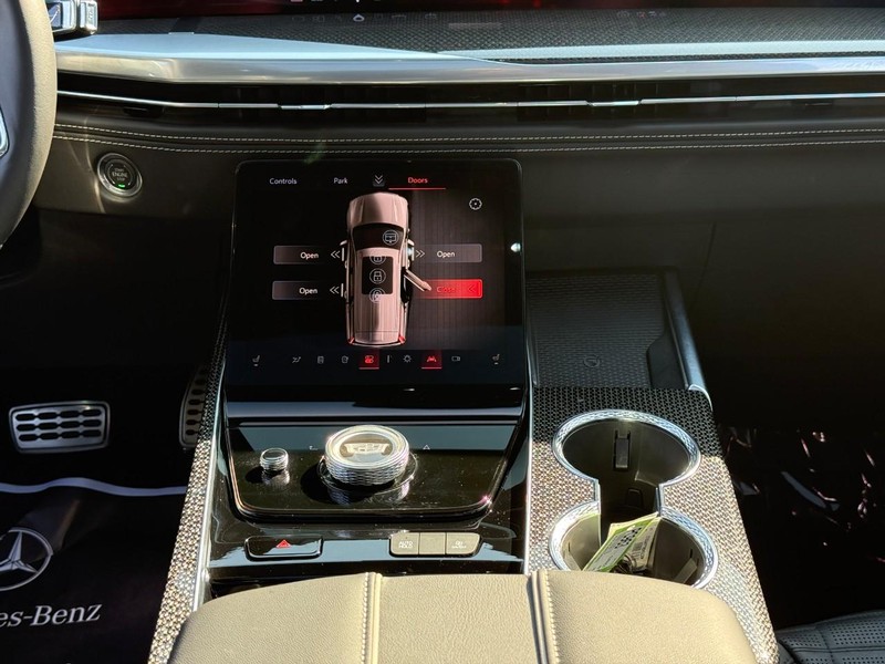 Cadillac Escalade Vehicle Full-screen Gallery Image 15