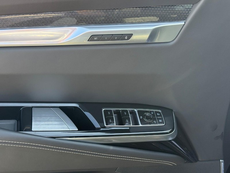 Cadillac Escalade Vehicle Full-screen Gallery Image 16