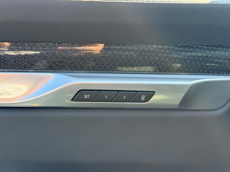 Cadillac Escalade Vehicle Full-screen Gallery Image 17