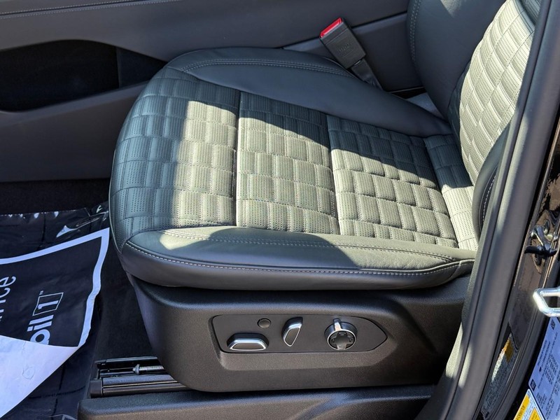 Cadillac Escalade Vehicle Full-screen Gallery Image 18