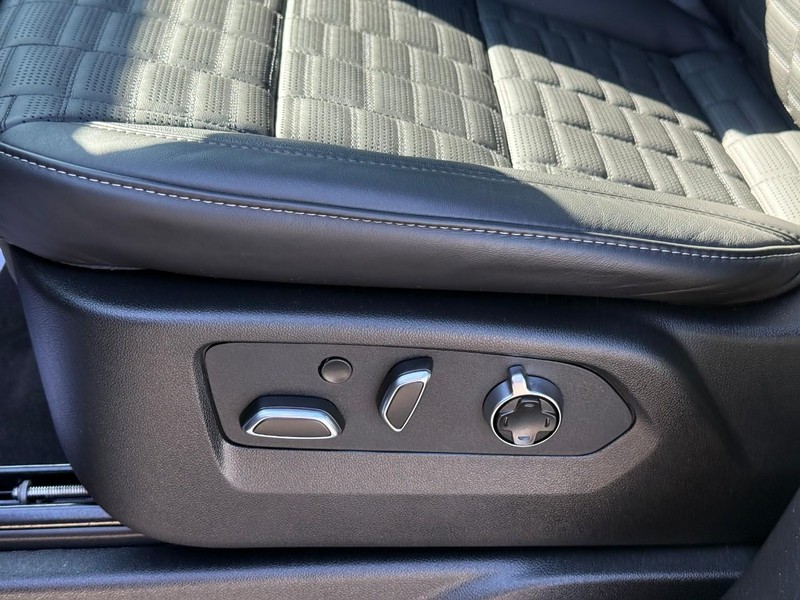 Cadillac Escalade Vehicle Full-screen Gallery Image 19