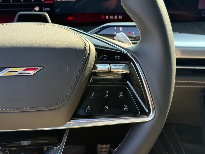 Cadillac Escalade Vehicle Full-screen Gallery Image 21