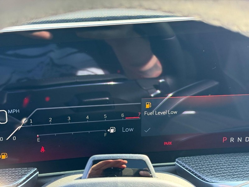 Cadillac Escalade Vehicle Full-screen Gallery Image 22