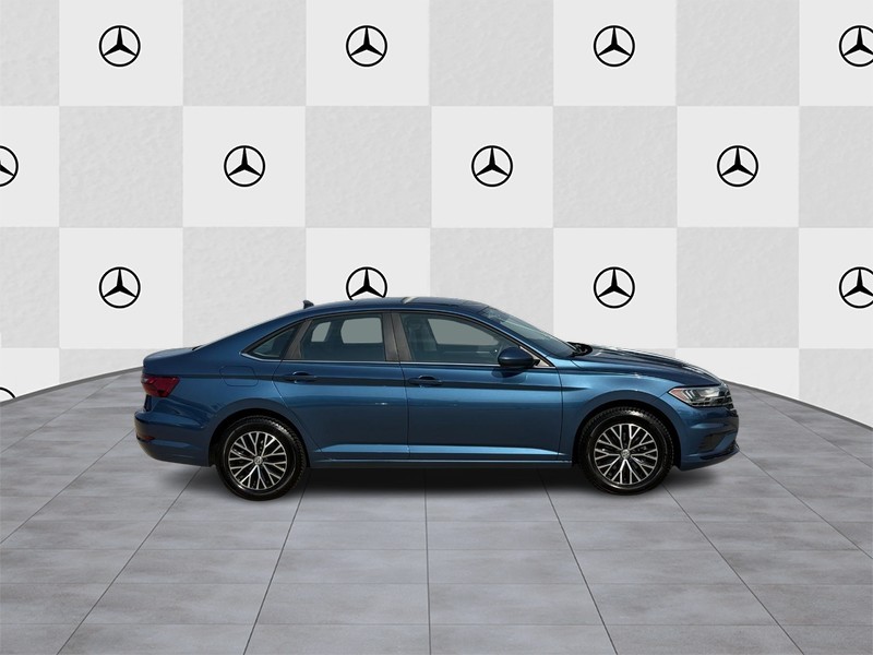 Volkswagen Jetta Vehicle Full-screen Gallery Image 2