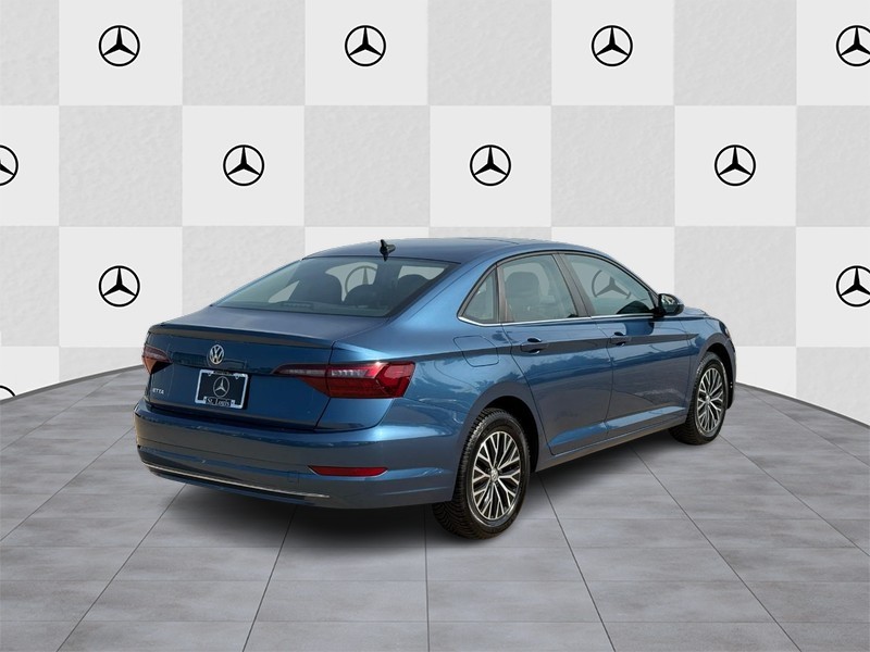 Volkswagen Jetta Vehicle Full-screen Gallery Image 3