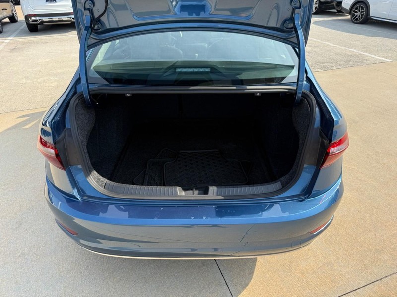 Volkswagen Jetta Vehicle Full-screen Gallery Image 8
