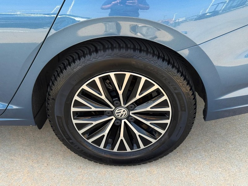 Volkswagen Jetta Vehicle Full-screen Gallery Image 9