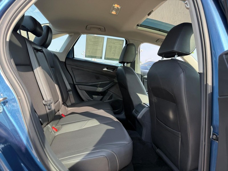 Volkswagen Jetta Vehicle Full-screen Gallery Image 11