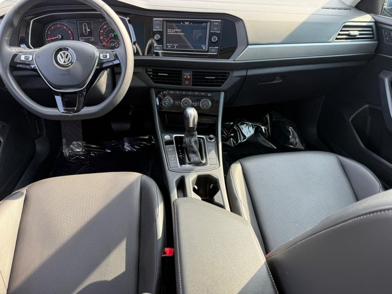 Volkswagen Jetta Vehicle Full-screen Gallery Image 12