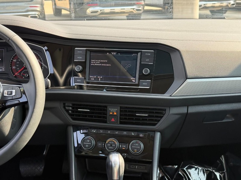 Volkswagen Jetta Vehicle Full-screen Gallery Image 14