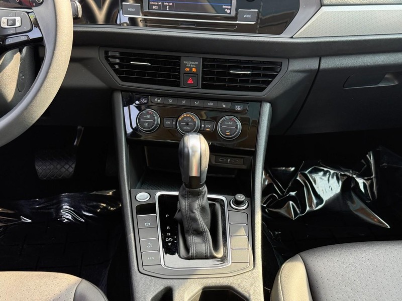 Volkswagen Jetta Vehicle Full-screen Gallery Image 15