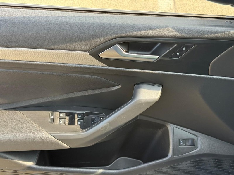 Volkswagen Jetta Vehicle Full-screen Gallery Image 16