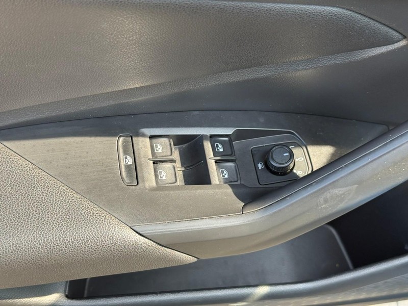 Volkswagen Jetta Vehicle Full-screen Gallery Image 17