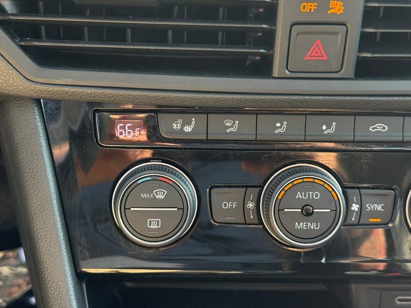Volkswagen Jetta Vehicle Full-screen Gallery Image 23