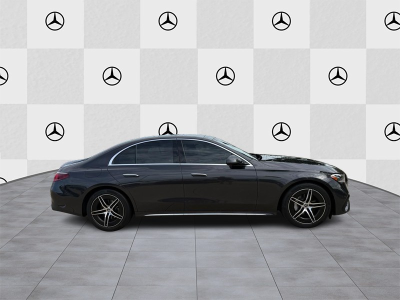 Mercedes-Benz E-Class Vehicle Full-screen Gallery Image 02