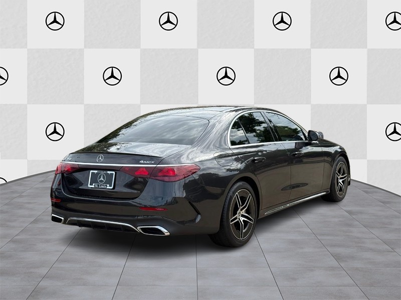 Mercedes-Benz E-Class Vehicle Full-screen Gallery Image 03