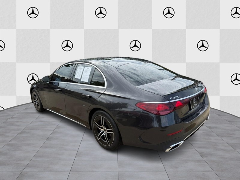 Mercedes-Benz E-Class Vehicle Full-screen Gallery Image 04