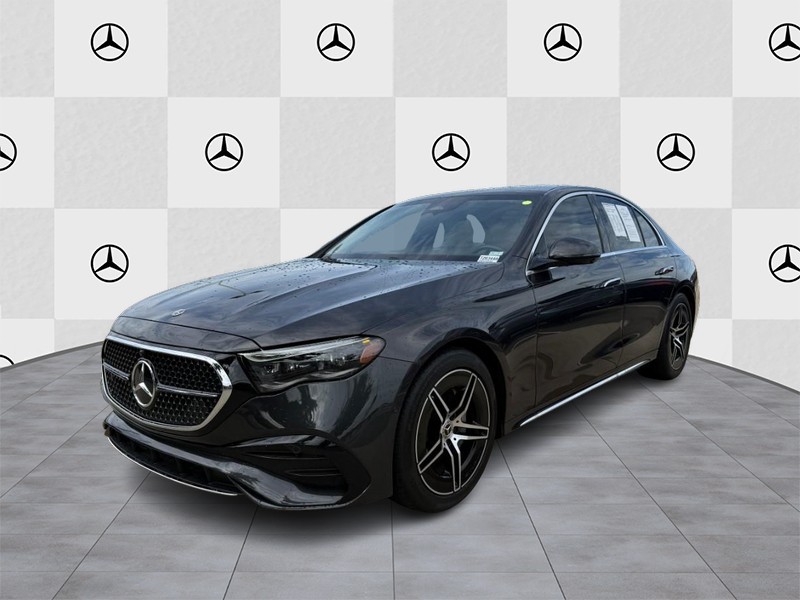 Mercedes-Benz E-Class Vehicle Full-screen Gallery Image 05