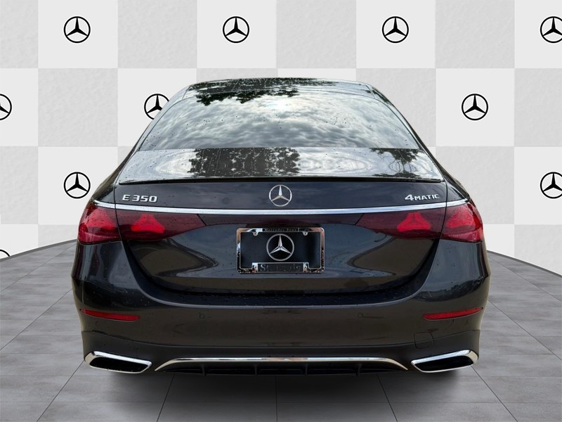 Mercedes-Benz E-Class Vehicle Full-screen Gallery Image 06