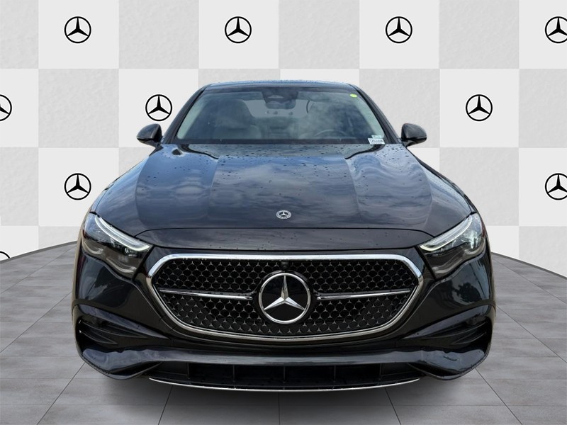 Mercedes-Benz E-Class Vehicle Full-screen Gallery Image 07