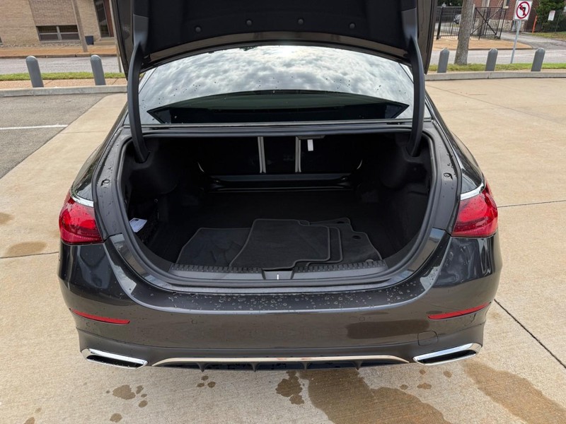 Mercedes-Benz E-Class Vehicle Full-screen Gallery Image 08