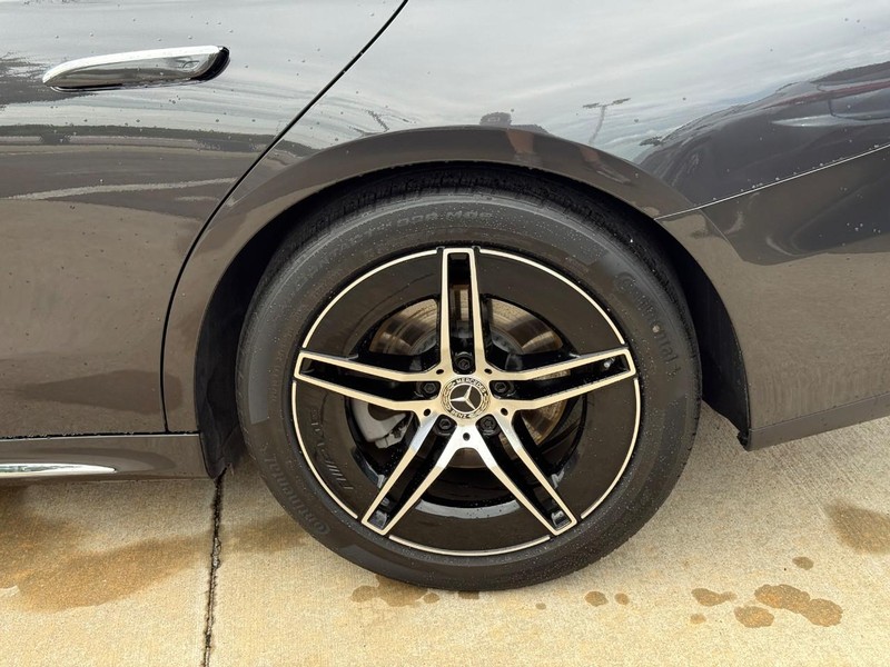 Mercedes-Benz E-Class Vehicle Full-screen Gallery Image 09