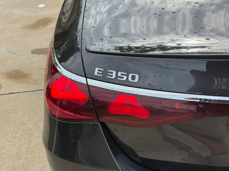Mercedes-Benz E-Class Vehicle Full-screen Gallery Image 10