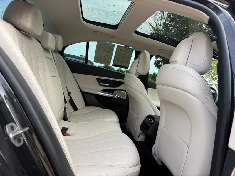 Mercedes-Benz E-Class Vehicle Full-screen Gallery Image 12