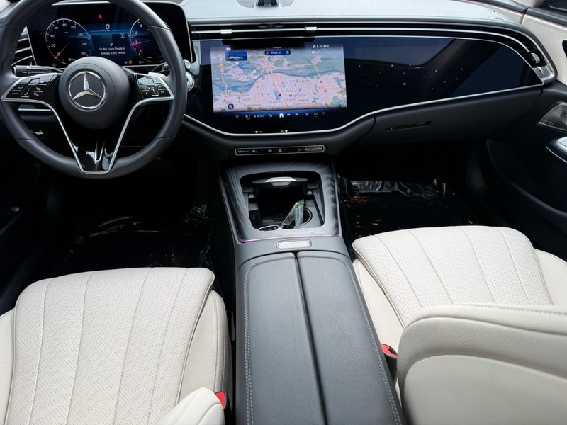 Mercedes-Benz E-Class Vehicle Full-screen Gallery Image 13