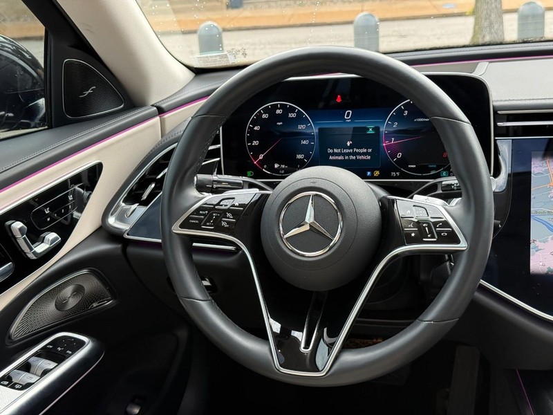 Mercedes-Benz E-Class Vehicle Full-screen Gallery Image 14