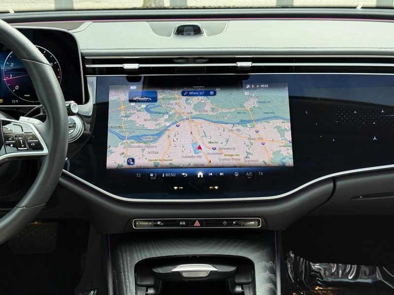 Mercedes-Benz E-Class Vehicle Full-screen Gallery Image 15