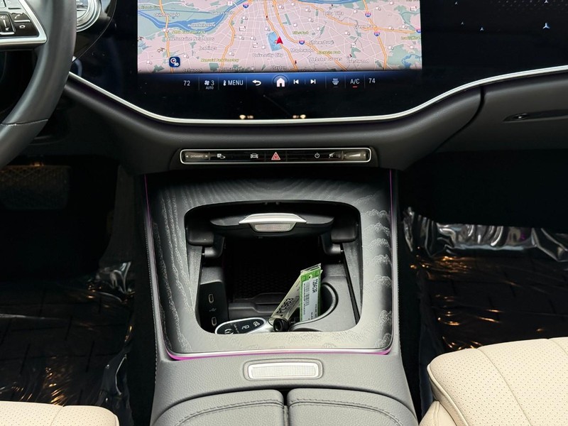 Mercedes-Benz E-Class Vehicle Full-screen Gallery Image 16