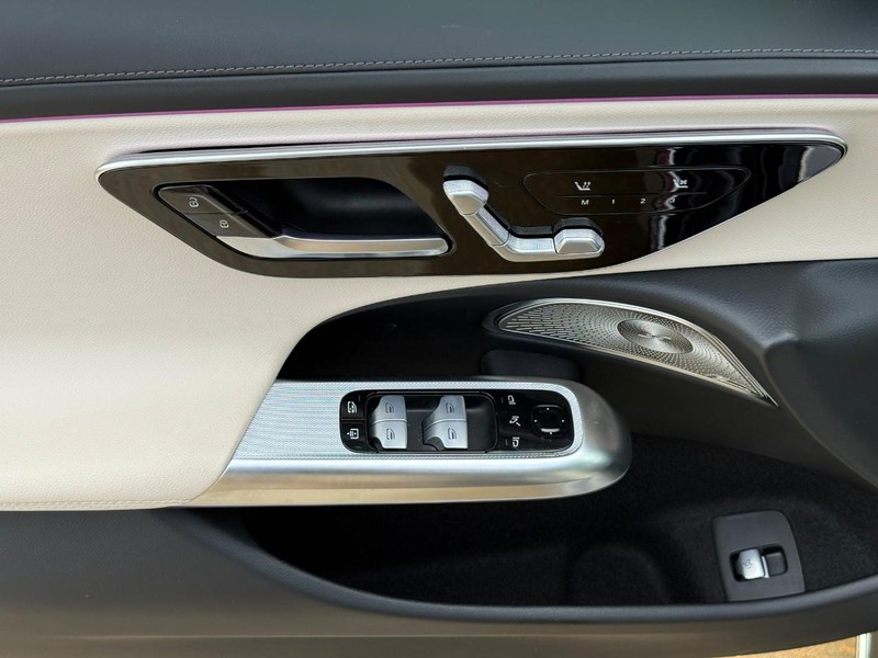 Mercedes-Benz E-Class Vehicle Full-screen Gallery Image 17