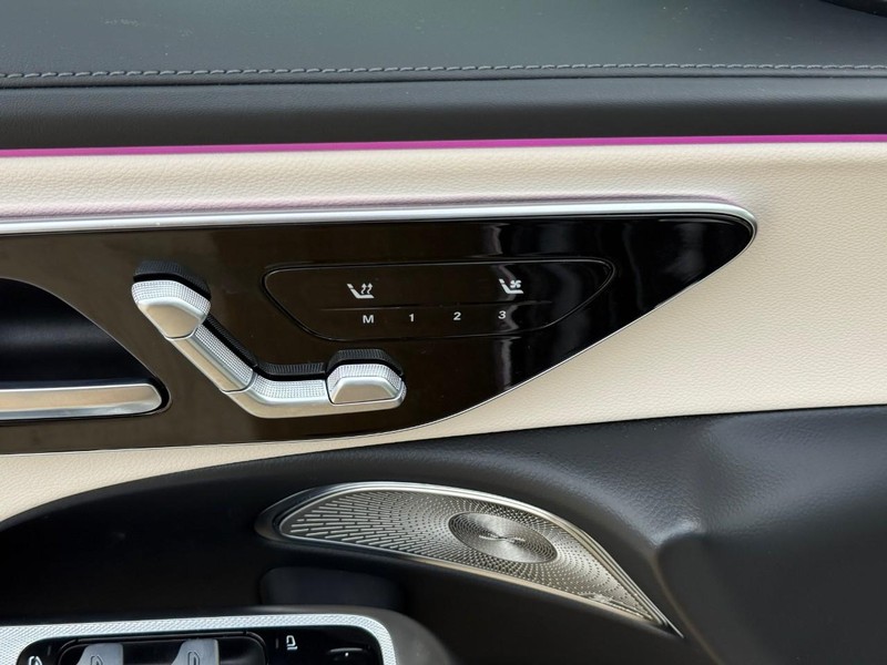 Mercedes-Benz E-Class Vehicle Full-screen Gallery Image 18