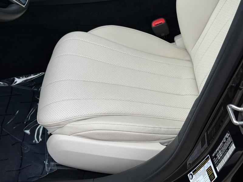 Mercedes-Benz E-Class Vehicle Full-screen Gallery Image 19