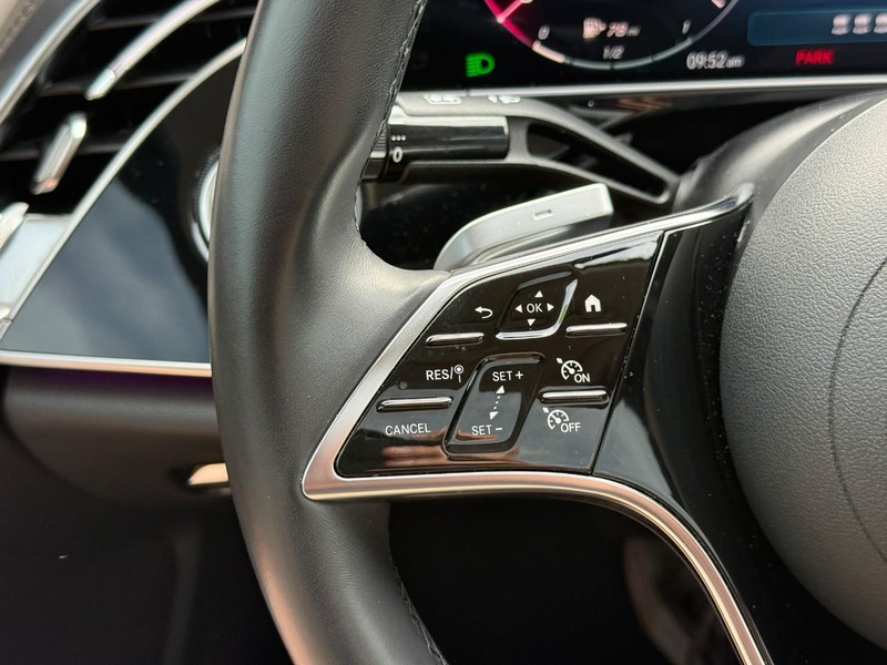 Mercedes-Benz E-Class Vehicle Full-screen Gallery Image 20
