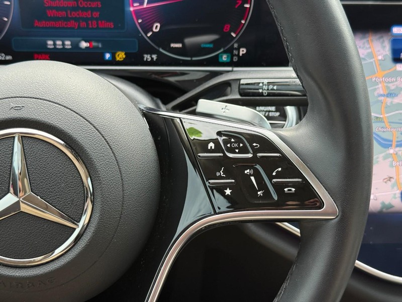 Mercedes-Benz E-Class Vehicle Full-screen Gallery Image 21
