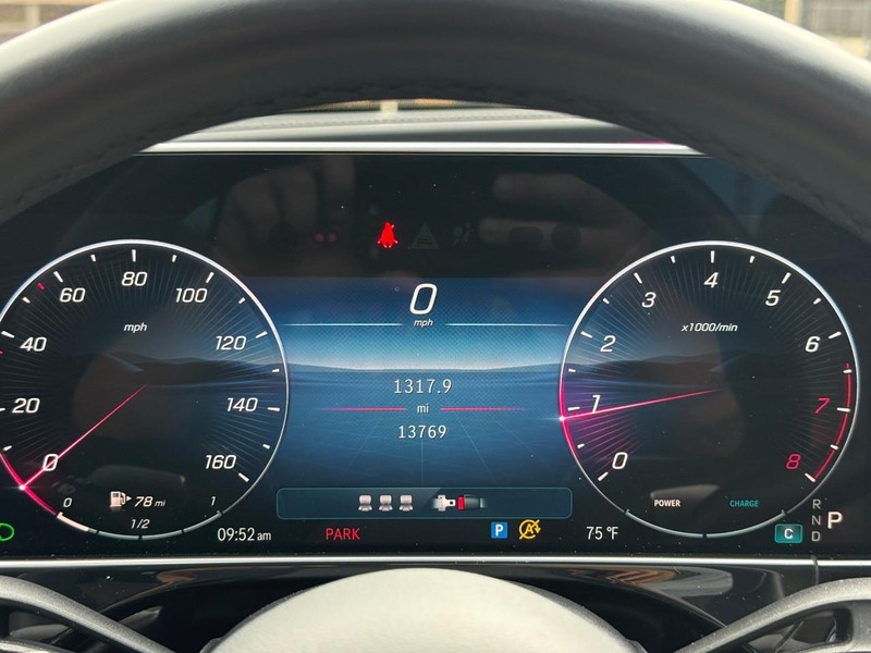 Mercedes-Benz E-Class Vehicle Full-screen Gallery Image 22