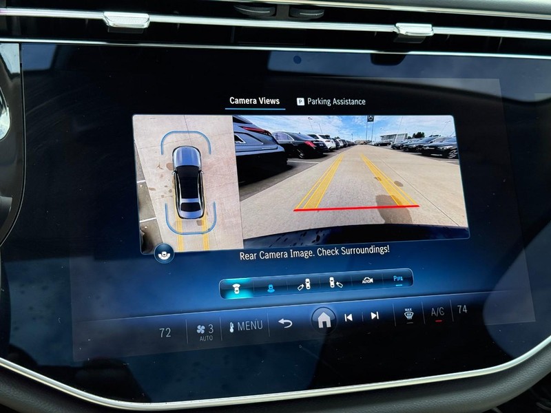 Mercedes-Benz E-Class Vehicle Full-screen Gallery Image 23
