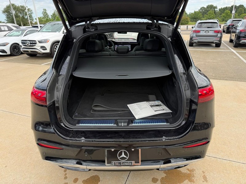 Mercedes-Benz EQS Vehicle Full-screen Gallery Image 07