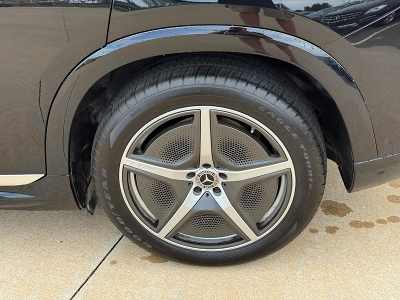 Mercedes-Benz EQS Vehicle Full-screen Gallery Image 08