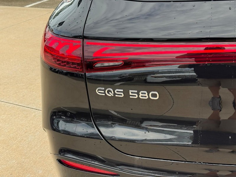 Mercedes-Benz EQS Vehicle Full-screen Gallery Image 09