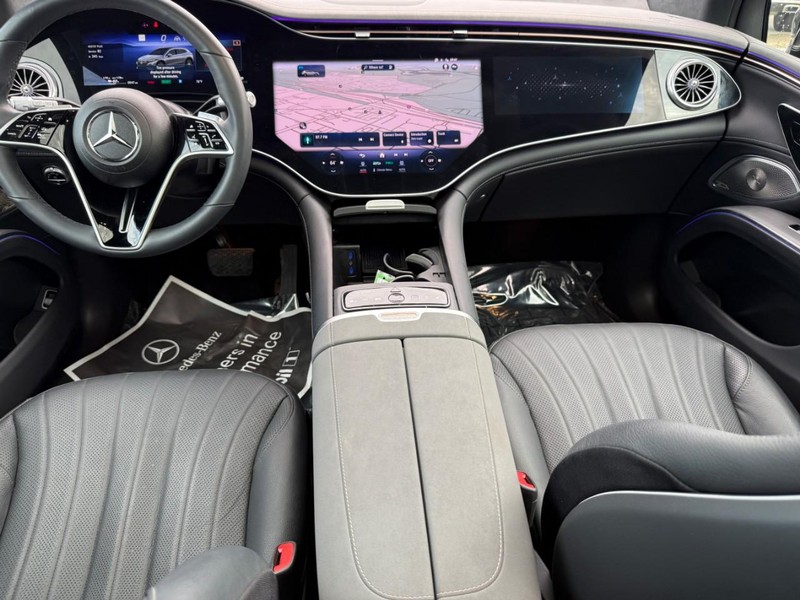 Mercedes-Benz EQS Vehicle Full-screen Gallery Image 12