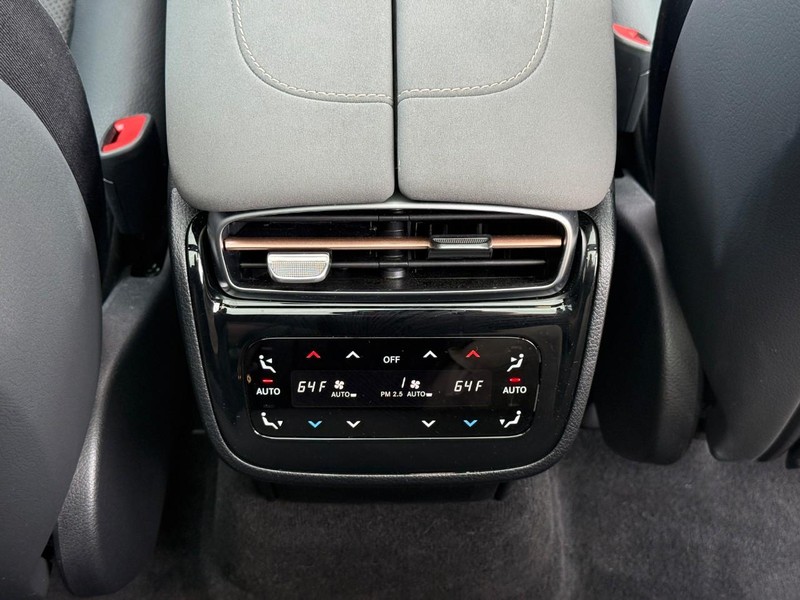 Mercedes-Benz EQS Vehicle Full-screen Gallery Image 16